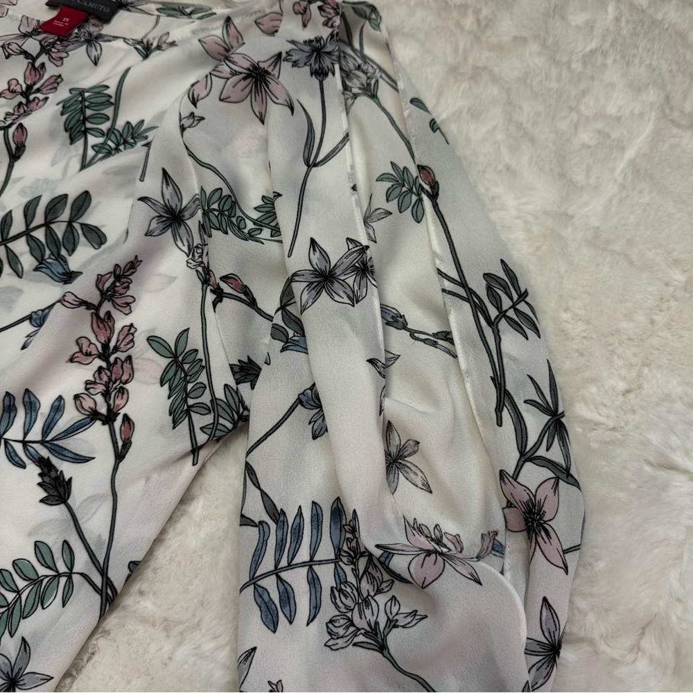 Vince Camuto Cold Shoulder White Floral Blouse Top Size XS Gathered at Wrist NEW - Picture 10 of 16